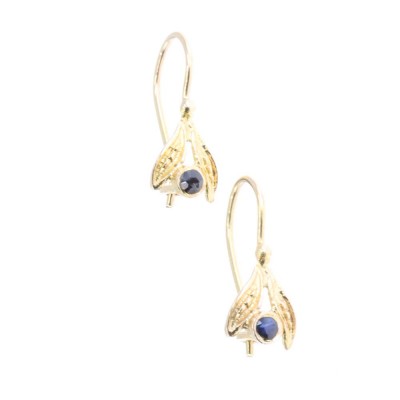 14 K gold vintage flower earrings with small sapphire, 2107.