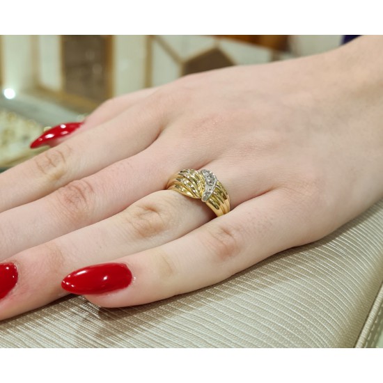 14K ring with ribbed pattern, detail in white gold and zircon, 2567.