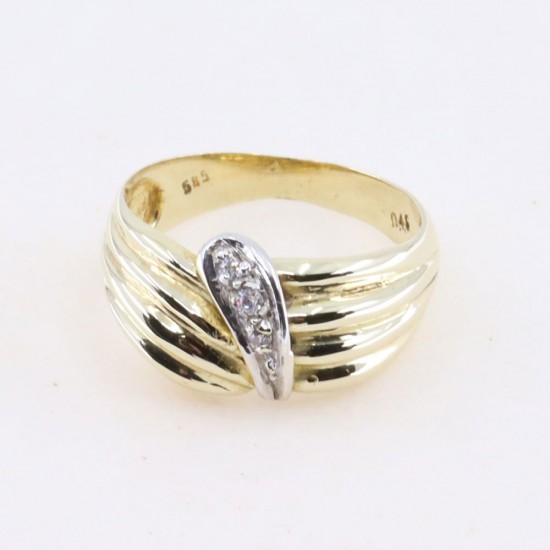 14K ring with ribbed pattern, detail in white gold and zircon, 2567.