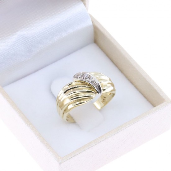 14K ring with ribbed pattern, detail in white gold and zircon, 2567.