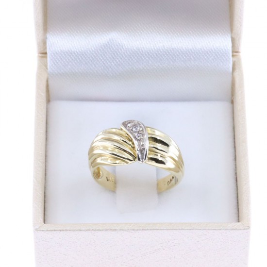 14K ring with ribbed pattern, detail in white gold and zircon, 2567.